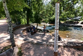 Peace-on-Earth-Posts,-Boulder-Creek